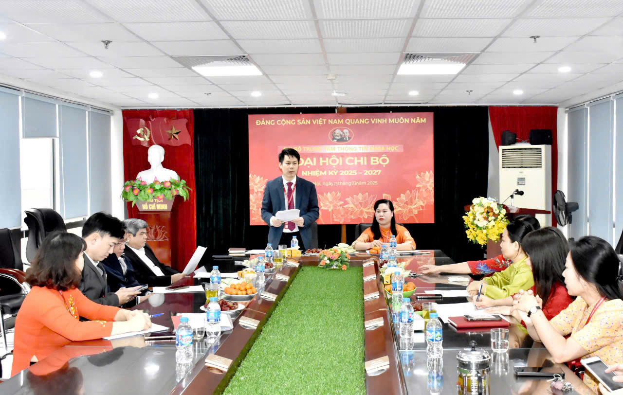 Đồng chí Vũ Thanh Vân, Bí thư Chi bộ Trung tâm Thông tin khoa học nhiệm kỳ 2022 - 2025 trình Dự thảo Báo cáo chính trị của Chi bộ